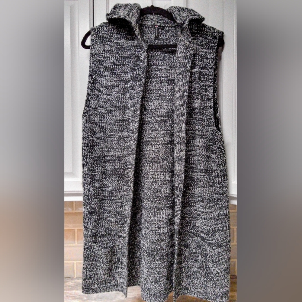 EUC WOMANS L SWEATER CAPE